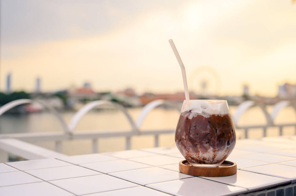 Geeister Schokoladenkakao in Gläsern mit Röhren zum Trinken auf dem Balkon am Fluss. Kopierraum - Foto, Bild