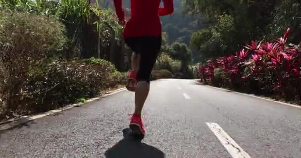Azji kobieta jogging w park - Materiał filmowy, wideo