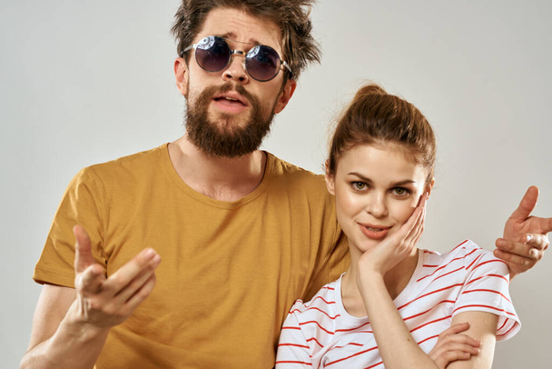 Homme en lunettes de soleil à côté de la femme dans la communication amusement amitié style de vie - Photo, image