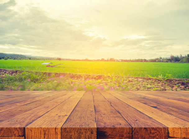 дерев'яний стіл і вінтажний тон зображення краси сонячний день на рисовому полі з небом і горою на фоні
 - Фото, зображення