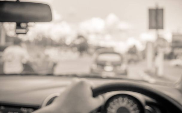 Абстрактне розмите зображення людей, які керують автомобілем у день для фонового використання. (Вінтажний тон
) - Фото, зображення