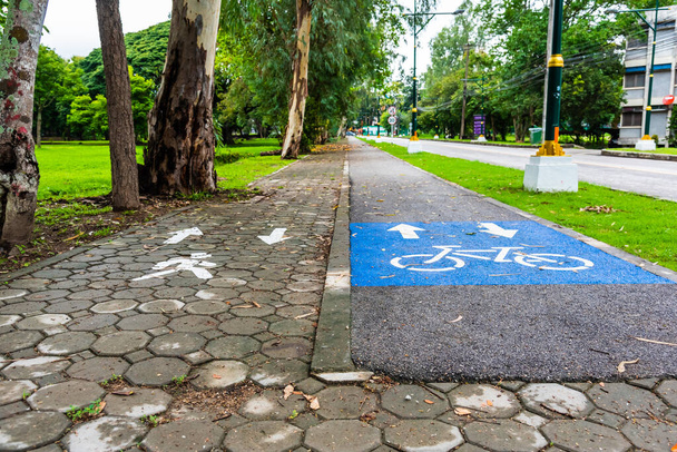 obrázek asfaltové silnice a nové wa; k a jízdní pruh na kole se značkou pro použití na pozadí. - Fotografie, Obrázek