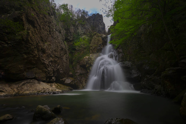 La cascada Erikli es una de las maravillas naturales de nuestro país. La cascada, que ha atraído la atención recientemente, es ideal para aquellos que quieren divertirse. - Foto, Imagen