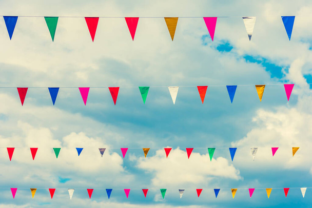 Vintage-Ton Bild des Festivals Flagge Linie mit blauem Himmel im Hintergrund am Tag Zeit . - Foto, Bild