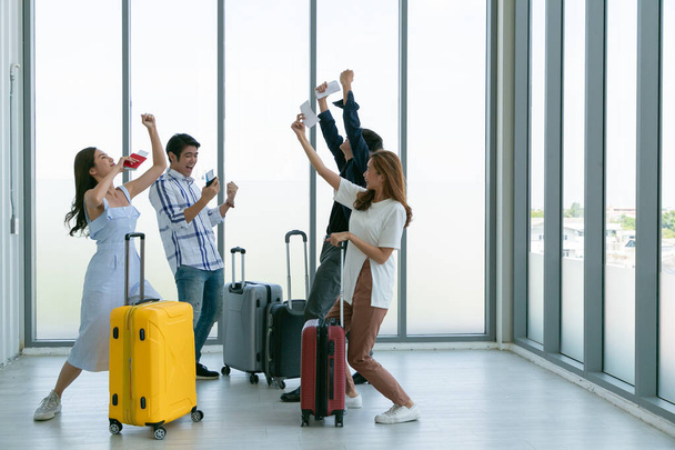 Junge Gruppe glücklicher Menschen auf dem Flughafen. Urlaubsreisen. - Foto, Bild