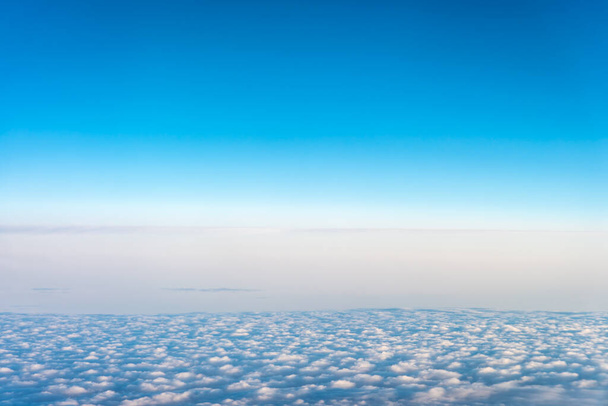 изображение голубого неба и белого облака в дневное время для фонового использования. (горизонтальное)). - Фото, изображение