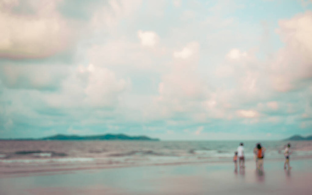 Arka plan kullanımı için plajda yürüyen bulanık insanların klasik ton görüntüsü. (minimalist) - Fotoğraf, Görsel
