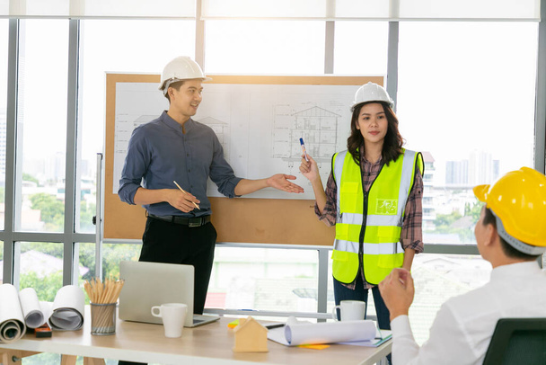 Група різноманіття людей інженер зустрічається або обговорює роботу в офісі або будівництві. концепція інженерного бізнесу
. - Фото, зображення