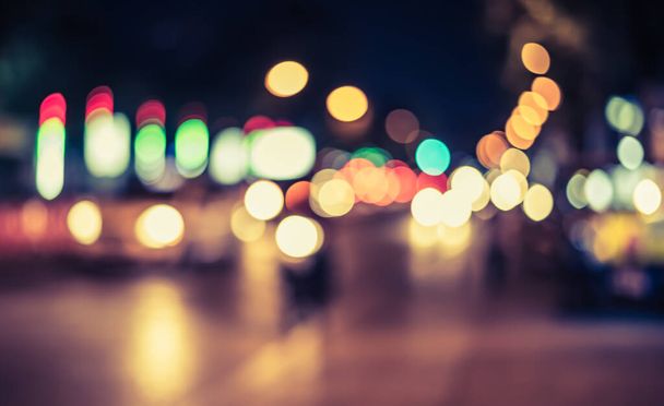 Винтажный тон абстрактное размытое изображение улицы ночью боке для использования в фоновом режиме . - Фото, изображение