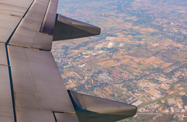 Pohled z okna letadla vidět zemi z vysokého úhlu na denní čas - Fotografie, Obrázek