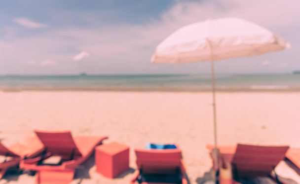 изображение размытого шезлонга на пляже с боке для фонового использования. (винтажный тон)) - Фото, изображение