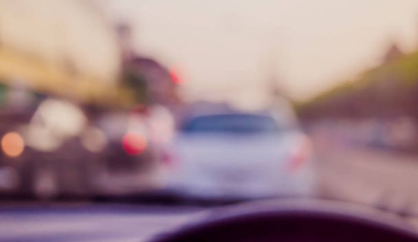 винтажный тон размывает изображение людей за рулем автомобиля в дневное время для фонового использования. (сфотографируйте изнутри) - Фото, изображение