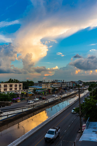 vertikální obraz krásné oblohy nad moderní město Chiang Mai na večerní pohled z vysokého úhlu. - Fotografie, Obrázek
