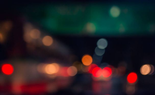 車内のヴィンテージトーンぼかしのイメージを背景に夜の渋滞からボケライトで. - 写真・画像