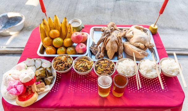 Çin 'de yeni yılda tavuk, ördek, kızarmış pirinç, pirinç, çay, meyve ve çeşitli tatlılardan oluşan tanrılara tapan tanrıların sofrasında yiyecekler.. - Fotoğraf, Görsel