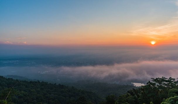 obrázek provincie Chiang Mai, Thajsko pohled na staré město z vysokého úhlu na ranní čas. - Fotografie, Obrázek