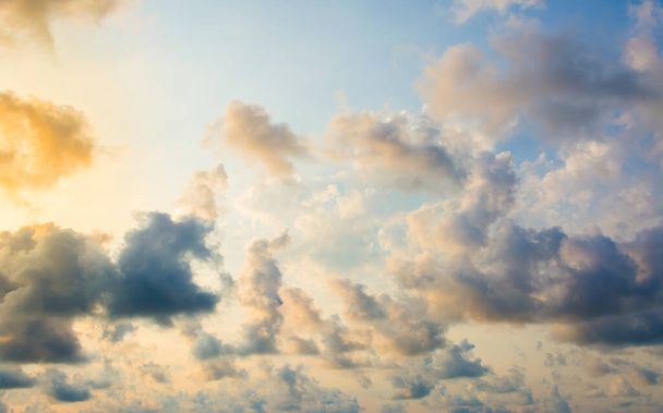 изображение солнечного луча и голубого неба в дневное время для использования на заднем плане - Фото, изображение