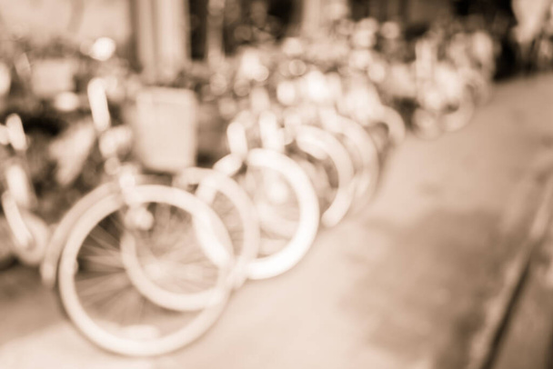 Bild eines unscharfen Fahrradgeschäfts mit Bokeh für die Hintergrundnutzung. (Schwarz-Weiß-Ton) - Foto, Bild