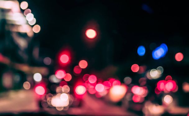 вінтажний тон розмивання зображення людей, які водять машину в нічний час для фонового використання. (зробити фото зсередини
) - Фото, зображення