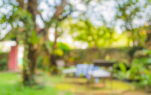imagen de cabaña de café al aire libre borrosa abstracta durante el día, en el jardín para el uso de fondo . - Foto, imagen