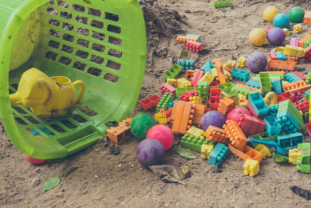 vintage tone of Empty sand yard, toys, puzzle La pelota, pero sin niños, fue abandonada como una persona perdida. - Foto, Imagen