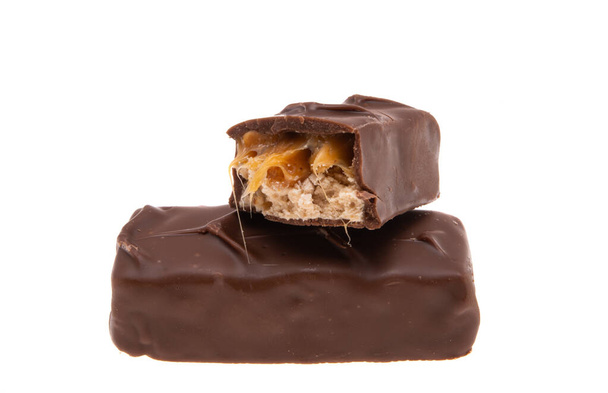 barra de chocolate con nueces aisladas sobre fondo blanco  - Foto, Imagen