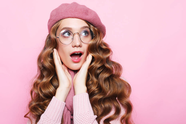Impressed caucasian emotive enthusiastic girl with long wavy hair open mouth astonished gasping surprised hold hands face-line excited look admiration happiness lucky news. Over pink background. - Foto, imagen