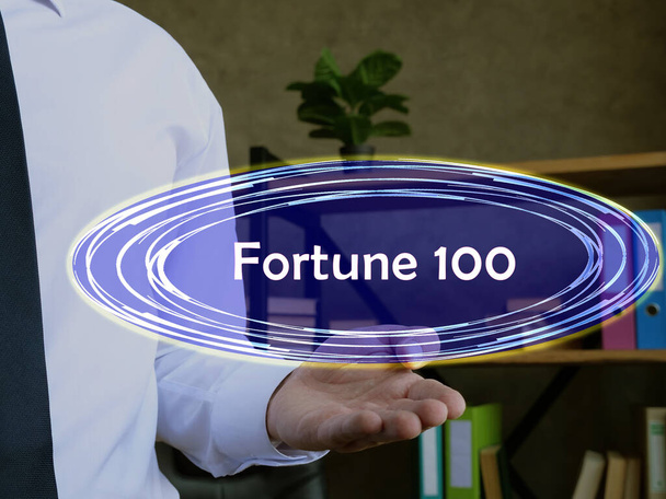 Liiketoiminta käsite Fortune 100 kyltti paperille - Valokuva, kuva