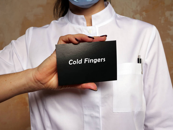 Concepto médico sobre Dedos Fríos con frase en el papel - Foto, Imagen