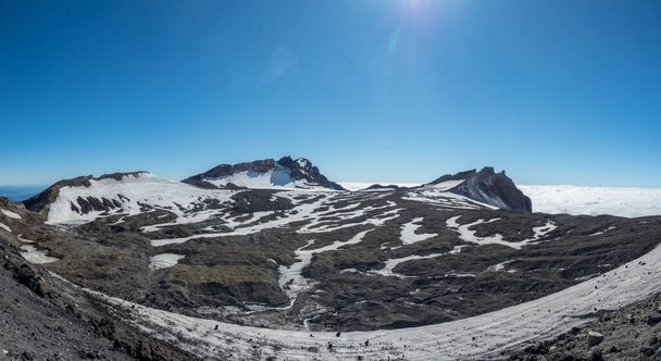 Lac du cratère du Mont Ruapehu en été avec neige légère - Photo, image