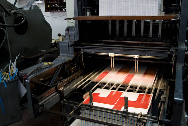Papier sterven snijmachine pers in beweging - Foto, afbeelding