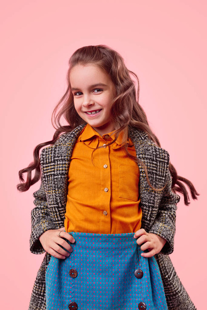 Modieus klein meisje in kleurrijke casual outfit - Foto, afbeelding