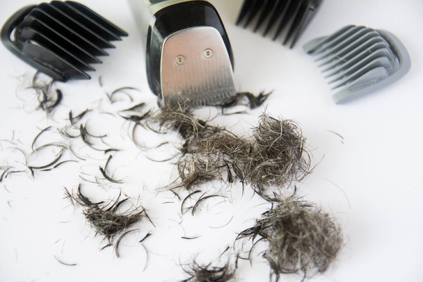 újratölthető borotva, fej és ősz haj hajvágás után otthon. Maradj otthon. - Fotó, kép
