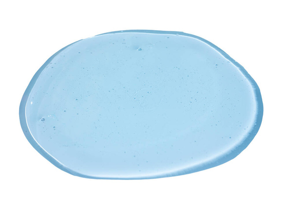 Μπλε καλλυντική υγρή υφή τζελ. Κοντινό πλάνο του μπλε διαφανή πτώση του προϊόντος φροντίδας του δέρματος. Απομονωμένα σε λευκό φόντο.  - Φωτογραφία, εικόνα