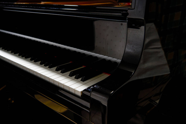 Primer plano de las teclas en blanco y negro de un piano de cola superior - Foto, Imagen