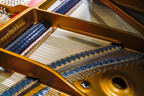 Detailní záběr vnitřní strunové struktury vrcholového klavíru - Fotografie, Obrázek