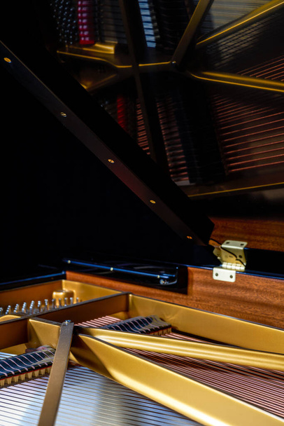 Ένα κοντινό πλάνο της εσωτερικής δομής εγχόρδων ενός κορυφαίου μεγάλου πιάνου - Φωτογραφία, εικόνα