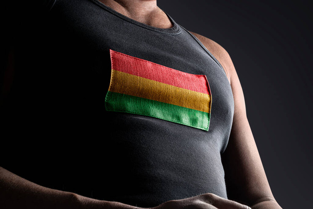 Le drapeau national de la Bolivie sur la poitrine des athlètes - Photo, image