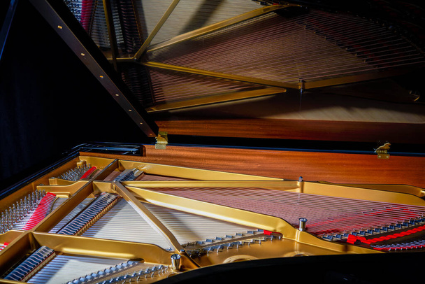 Um close-up da estrutura interna de cordas de um piano de cauda superior - Foto, Imagem