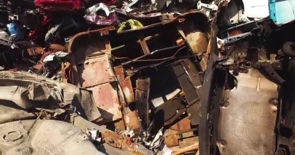 Masszív rakás autó a roncstelepen készen áll az újrahasznosításra, Bezárás - Felvétel, videó