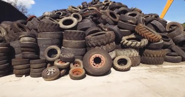 Heap of Tires op Junkyard Voorbereid voor recycling, het naderen van schot - Video