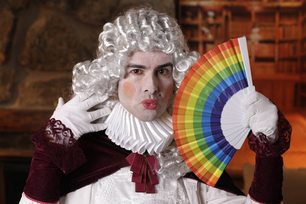 giovane uomo in stile vittoriano in possesso di costume lgbtq ventilatore colorato - Foto, immagini