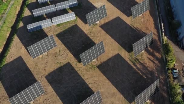 Yeni güneş enerjisi santrali panellerinin üstündeki dron, hava görüntüsü - Video, Çekim