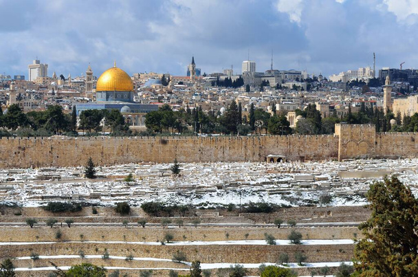 Jeruzsálem óvárosának panorámája az Olajfák hegyéről - Fotó, kép