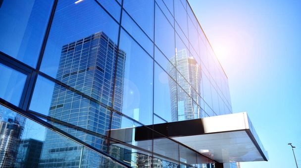 Downtown zakelijke district architectuur. Glas reflecterende kantoorgebouwen tegen blauwe lucht en zonlicht. Economie, financiën, bedrijfsactiviteit. - Foto, afbeelding
