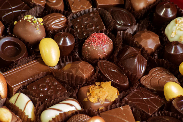 différents bonbons au chocolat gros plan. Photo de haute qualité - Photo, image