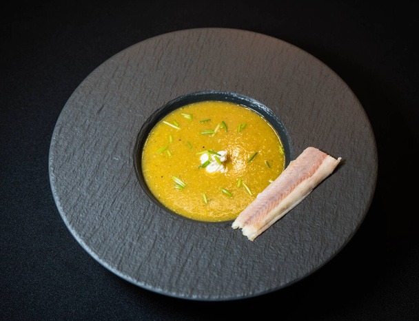 Curry soep met gerookte paling - Foto, afbeelding