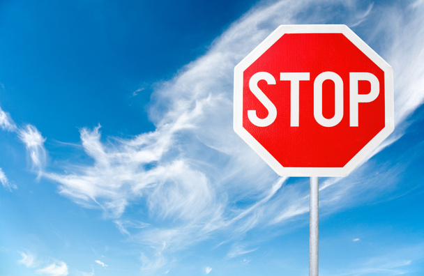 Segno di stop con cielo nuvoloso
 - Foto, immagini