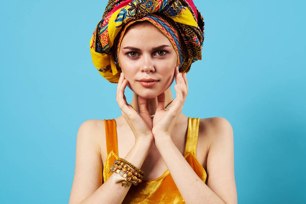 jolie femme ethnique bijoux turban robe jaune posant - Photo, image