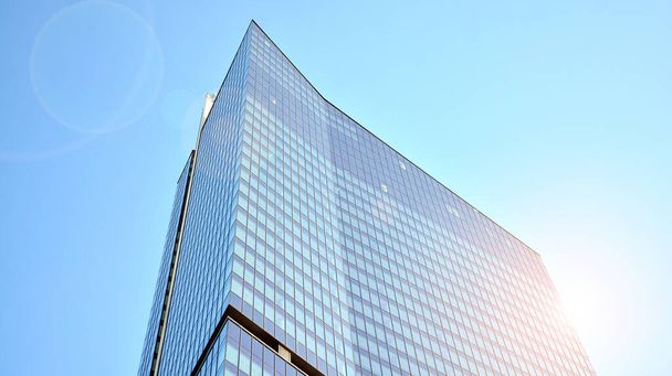 Belvárosi vállalati üzleti negyed építészet. Üvegtükröző irodaházak a kék ég és a napfény ellen. Gazdaság, pénzügyek, üzleti tevékenység fogalma. - Fotó, kép